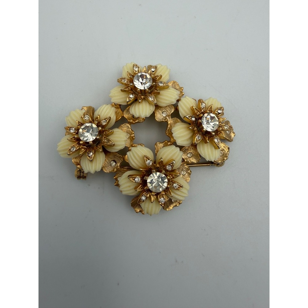 Vintage Gold Tone Cream Floral Rhinestone Wreath Brooch Pin Flower Jewelry